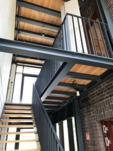 Eiche Massivholzdielen verlegt, Treppenstufen montiert - Stellwerk Zollverein Essen