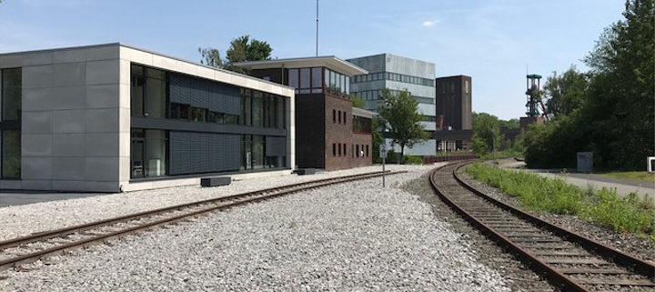 Eiche Massivholzdielen verlegt, Treppenstufen montiert - Stellwerk Zollverein Essen